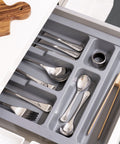 immagine-2-emuca-portaposate-regolabile-per-cassetto-in-plastica-40cm-grigio-ean-8432393139944