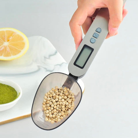 Utilizzo pratico della bilancia digitale a cucchiaio Kiwi per pesare legumi con precisione 0,1g, ideale per ricette salutari e preparazioni culinarie
